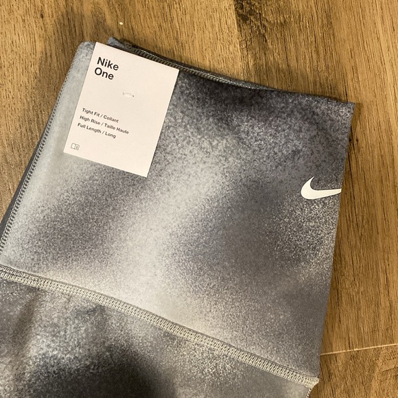 Nike One Legging - Picture 4 of 10